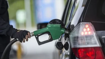Akaryakıt fiyatlarında önemli bir indirim gerçekleşti. Benzine litre başına 2