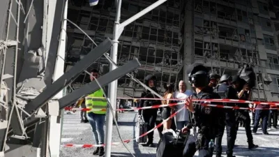 İran'ın İsrail'e fırlattığı füzeler Berşeva'daki Soroka Hastanesi ile borsa binasına