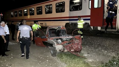 Kütahya'da Ankara-İzmir seferi yapan yolcu treni, rayların üzerine park halinde