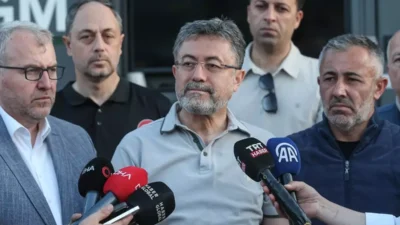 Tarım ve Orman Bakanı İbrahim Yumaklı, İzmir'de devam eden orman