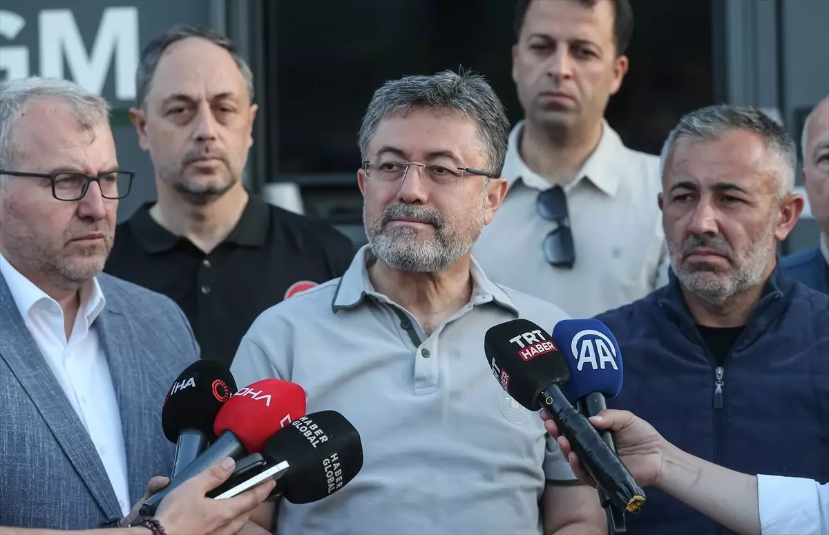Tarım ve Orman Bakanı İbrahim Yumaklı, İzmir'de devam eden orman