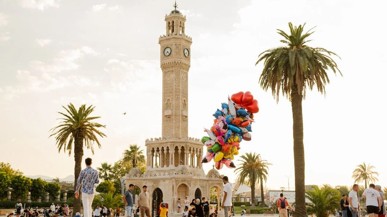 İzmir'de uzun süredir beklenen yaz havası nihayet etkisini göstermeye başladı.