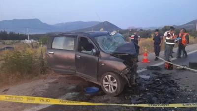 İzmir'in Menderes ilçesinde meydana gelen üç otomobilin karıştığı zincirleme trafik