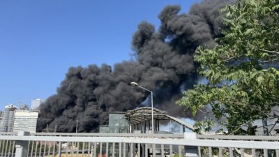 İzmir'in Konak ilçesinde plastik ürünlerin bulunduğu bir depoda çıkan yangın,