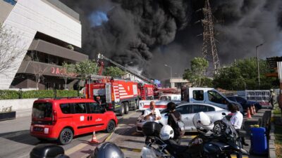 İzmir'in Konak ilçesinde meydana gelen plastik deposu yangını yoğun toksik