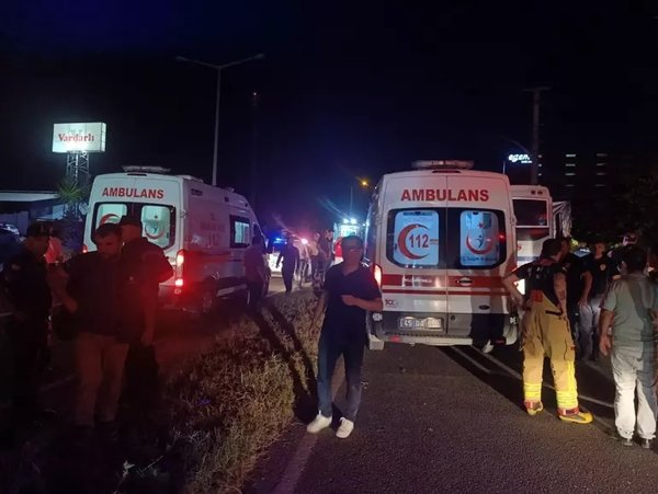 Turgutlu'da fabrika işçilerini taşıyan servis minibüsü park halindeki TIR’a arkadan