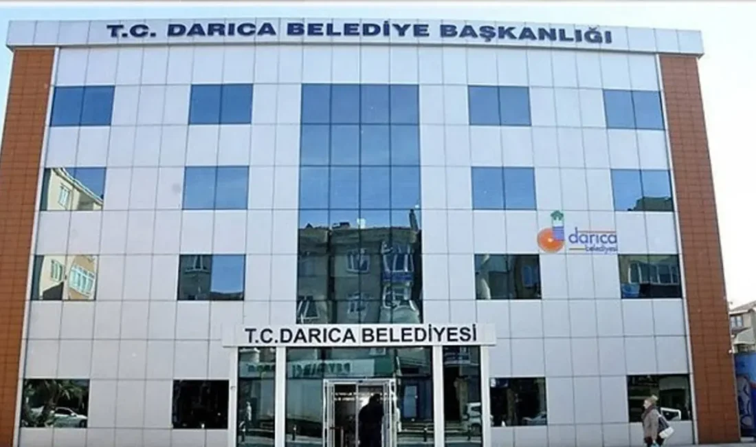 Kocaeli’nin ilçesi Darıca Belediye Başkanı Muzaffer Bıyık, bir zabıta personeliyle