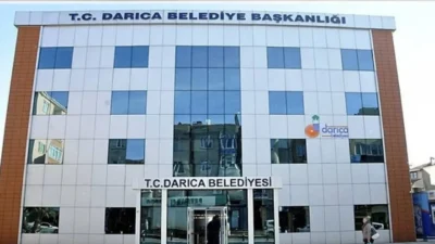 Kocaeli’nin ilçesi Darıca Belediye Başkanı Muzaffer Bıyık, bir zabıta personeliyle
