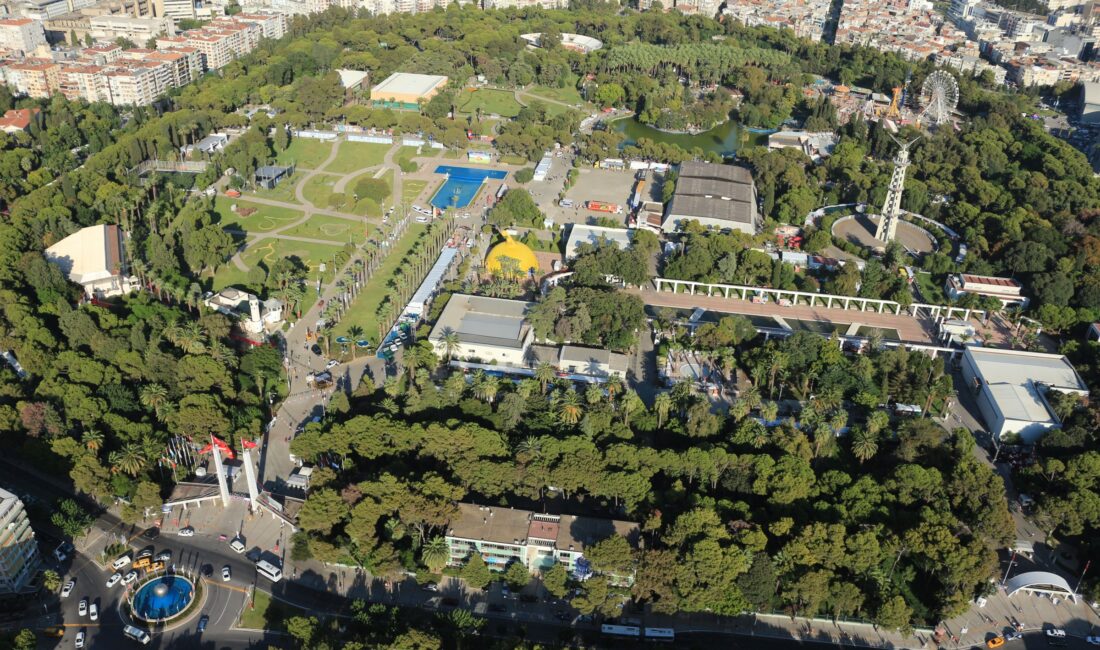 İzmir Büyükşehir Belediyesi, kentin simgesi Kültürpark'taki Kültür ve Turizm Bakanlığı'na