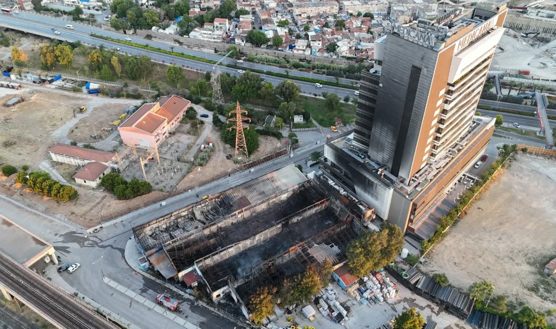 Plastik fabrikasında çıkan yangın tüm binayı sardı. Yoğun duman nedeniyle