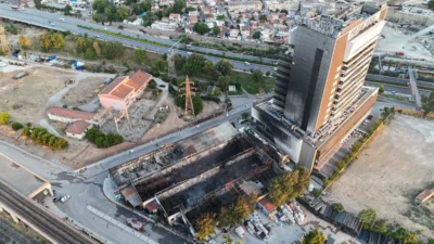 Plastik fabrikasında çıkan yangın tüm binayı sardı. Yoğun duman nedeniyle