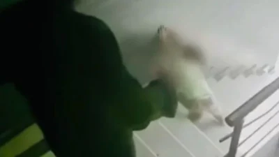 İstanbul Eyüpsultan'da bir baba, 3 yaşındaki kızına tekme atarak merdivenlerden