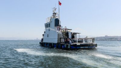 İzmir Büyükşehir Belediyesi’nin körfezdeki alg patlamalarına karşı acil müdahale yöntemi