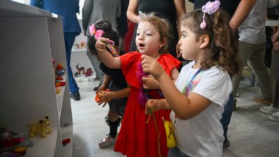 Bornova Belediyesi, ekonomik zorluklar nedeniyle oyuncağa erişimi olmayan çocuklar için