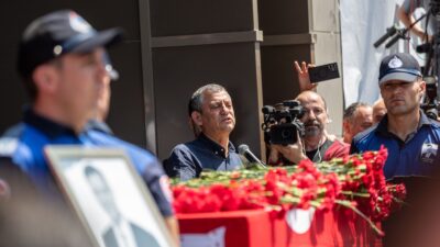 Manisa Büyükşehir Belediye Başkanı Ferdi Zeyrek, gözyaşları ve alkışlarla son