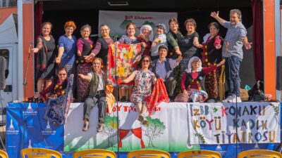 İzmir Büyükşehir Belediyesi Köy Tiyatroları, hem izleyenlerin hem de oyuncuların