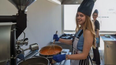 İzmir Büyükşehir Belediyesi Meslek Fabrikası, gençlerin en uygun bütçe ile