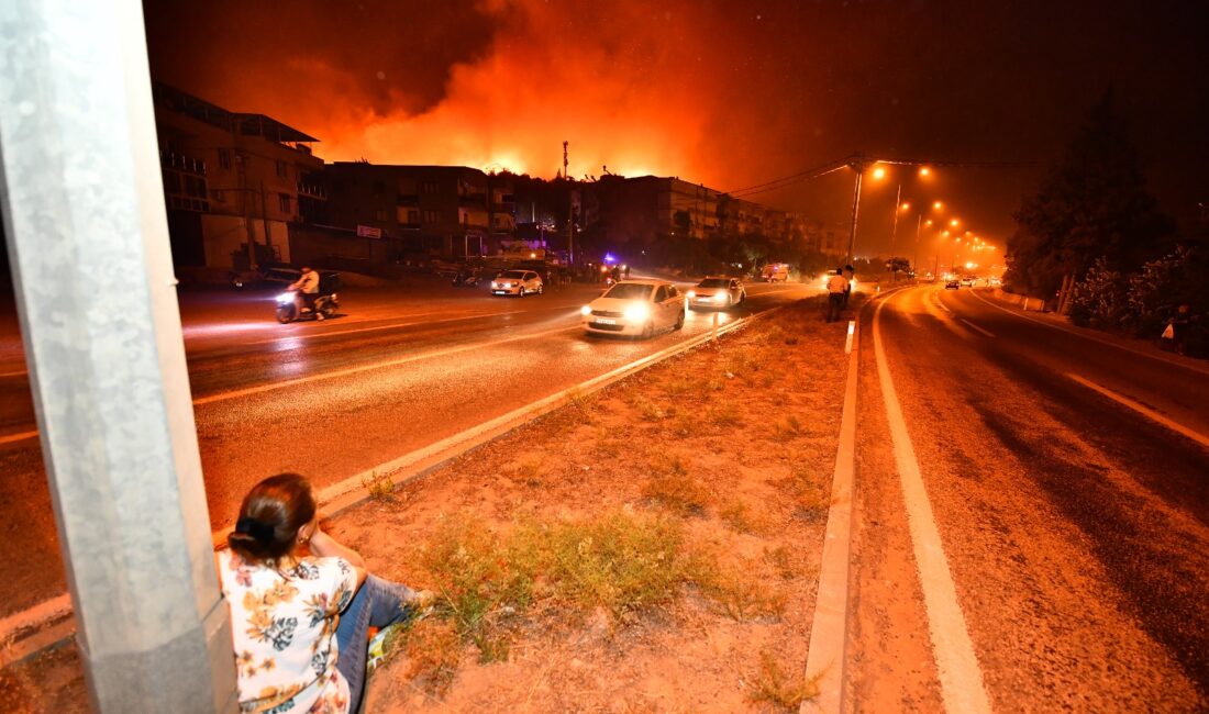 İzmir Büyükşehir Belediyesi ile çevre illerden gelen itfaiye ekipleri Seferihisar'da