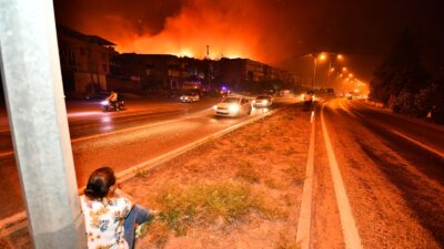 İzmir Büyükşehir Belediyesi ile çevre illerden gelen itfaiye ekipleri Seferihisar'da
