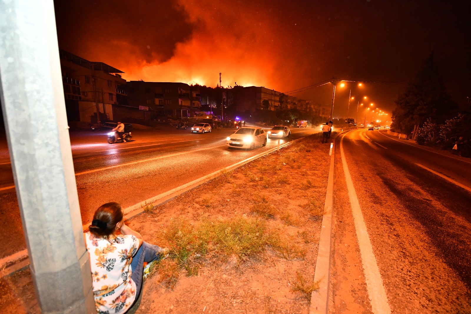 İzmir Büyükşehir Belediyesi ile çevre illerden gelen itfaiye ekipleri Seferihisar'da