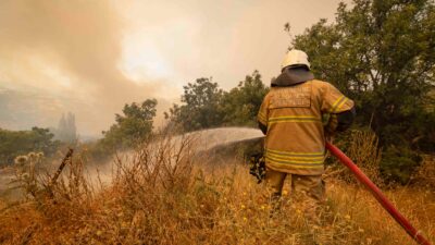 İzmir Büyükşehir Belediyesi İtfaiye Dairesi Başkanlığı ekipleri Ödemiş'te rüzgarın da