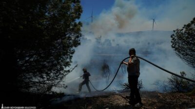 İzmir Büyükşehir Belediyesi İtfaiye ekipleri, Çeşme'de etkisini sürdüren yangınlara karşı