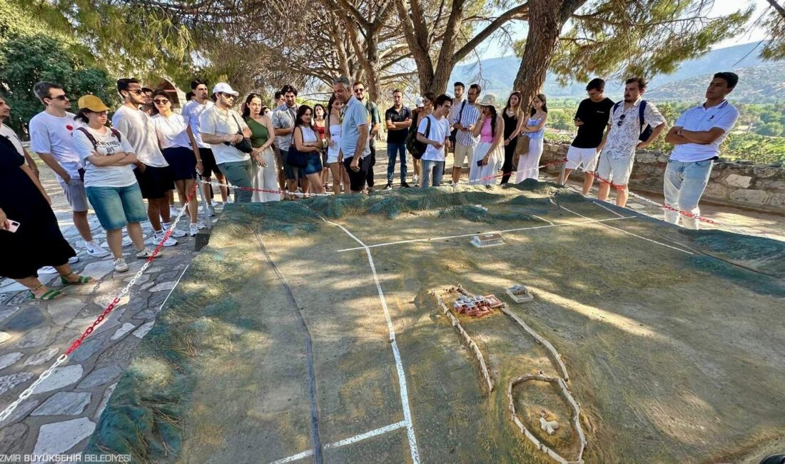 Gençler Efes’i keşfetti İzmir Büyükşehir Belediyesi’nin düzenlediği ücretsiz Efes Gece Müzeciliği etkinliği, gençlere