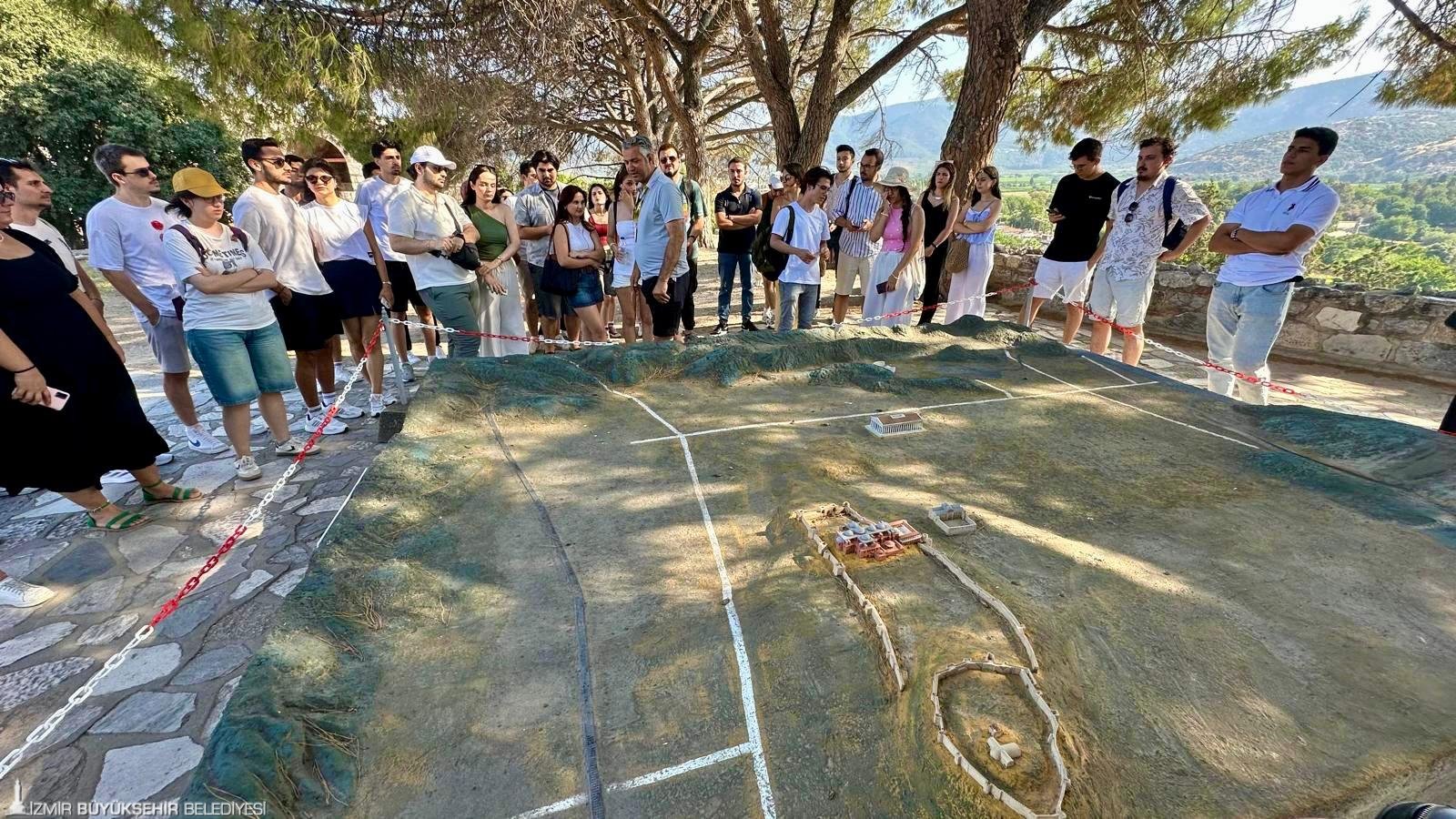 İzmir Büyükşehir Belediyesi’nin düzenlediği ücretsiz Efes Gece Müzeciliği etkinliği, gençlere