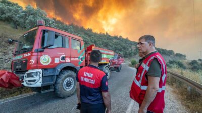 İzmir günlerdir kentin birçok noktasında peş peşe çıkan orman yangınlarıyla