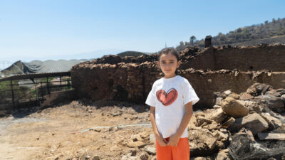 İzmir Büyükşehir Belediyesi ekipleri, yerleşim yerlerini de etkileyen yangınların ardından