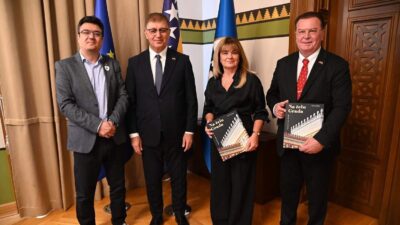 Saraybosna Belediyesi’ni ve Türkiye’nin Saraybosna Büyükelçiliği’ni ziyaret eden Tugay, kültürel