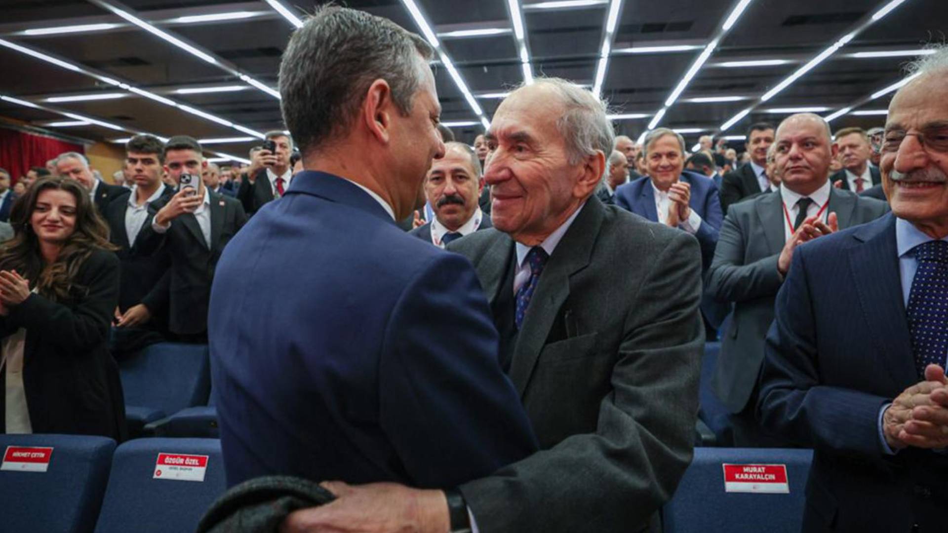 CHP lideri Özgür Özel, yaşamını yitiren eski genel başkan Altan