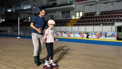 İzmir Büyükşehir Belediyesi, Bornova’daki Buz Sporları Salonu’nun zeminini dönüştürerek yaz