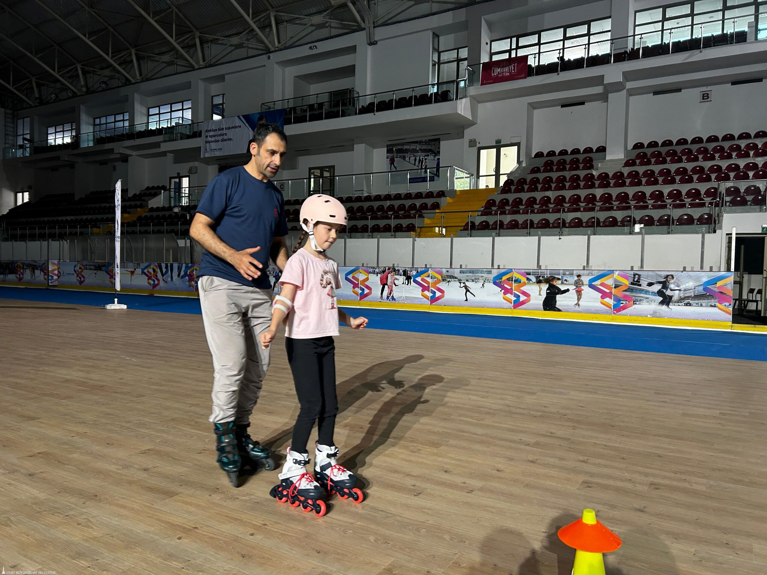 İzmir Büyükşehir Belediyesi, Bornova’daki Buz Sporları Salonu’nun zeminini dönüştürerek yaz