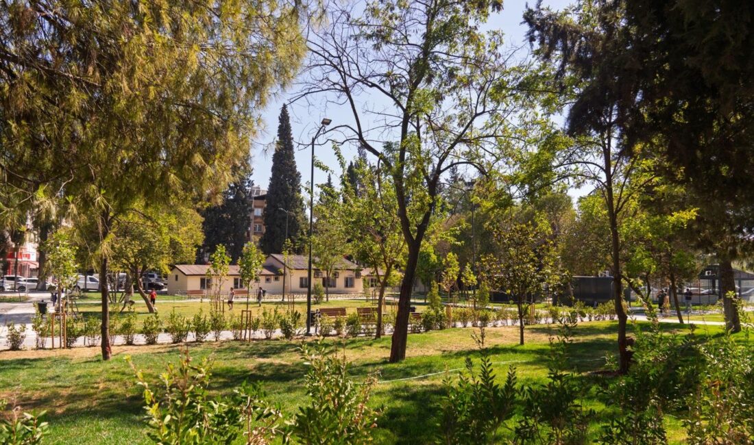 İzmir Büyükşehir Belediyesi, Buca’daki Fırat Yılmaz Çakıroğlu Parkı’nı baştan sona