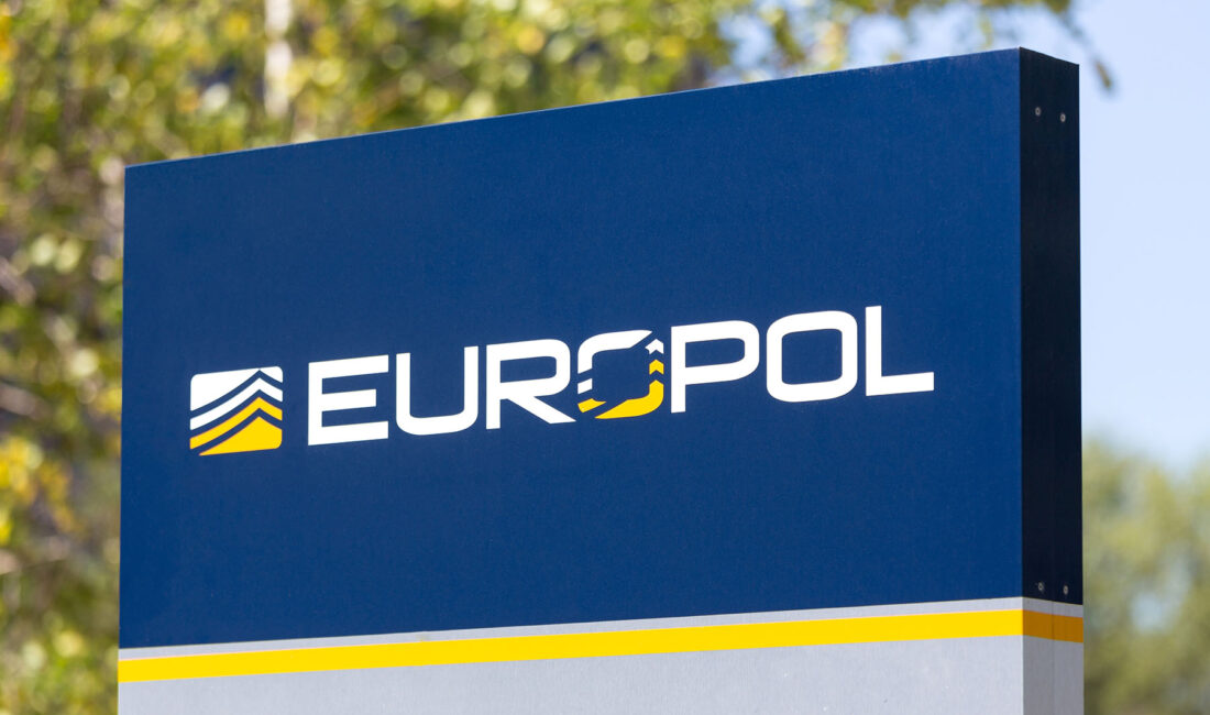 Atina merkezli kaçakçı şebekesi çökertildi Europol, sahte belgelerle Türkiye üzerinden Avrupa’ya göçmen kaçıran şebekeyi çökertti.