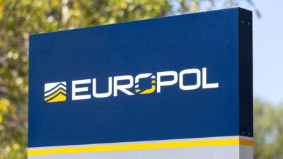 Europol, sahte belgelerle Türkiye üzerinden Avrupa’ya göçmen kaçıran şebekeyi çökertti.