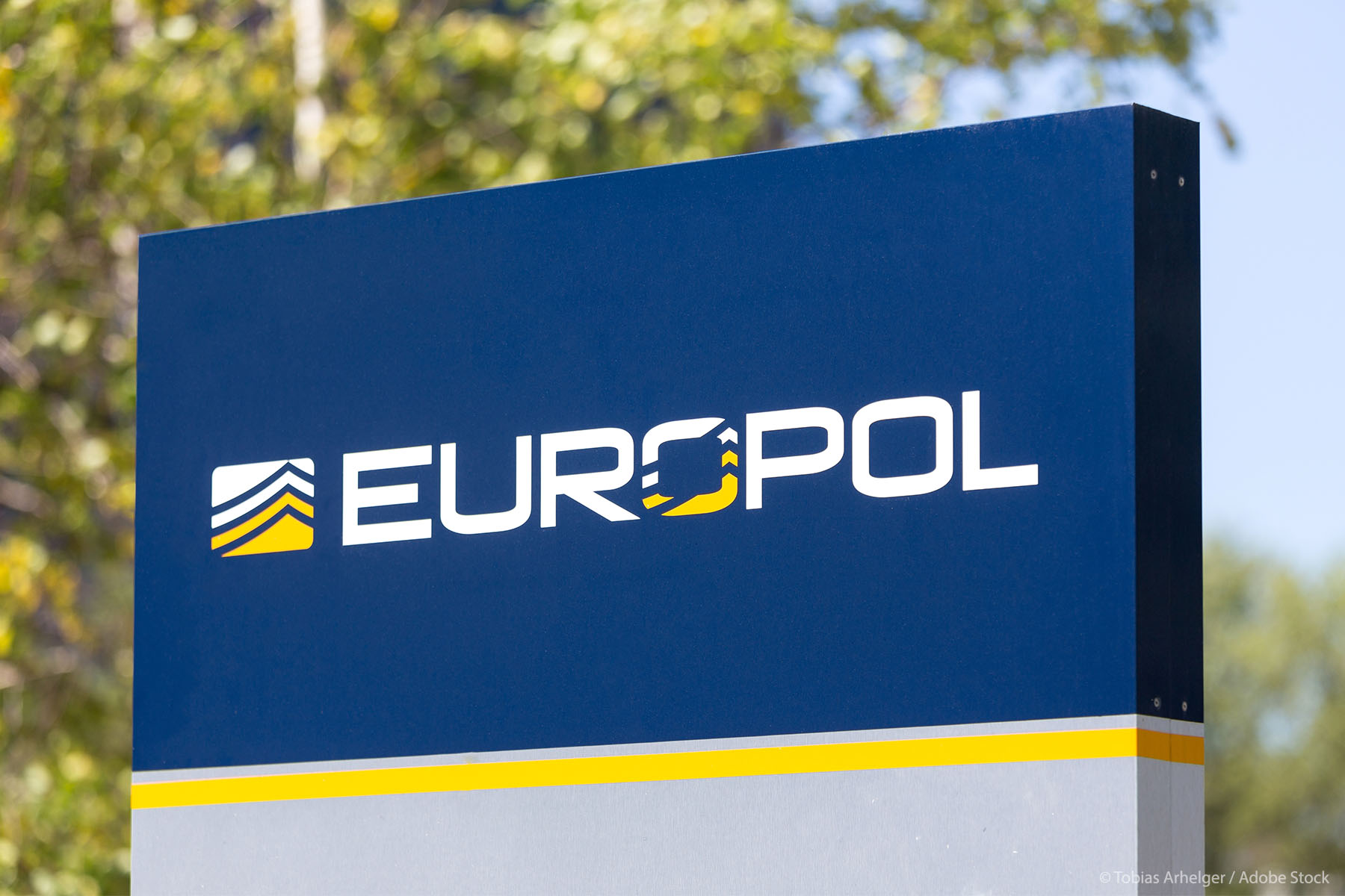 Europol, sahte belgelerle Türkiye üzerinden Avrupa’ya göçmen kaçıran şebekeyi çökertti.