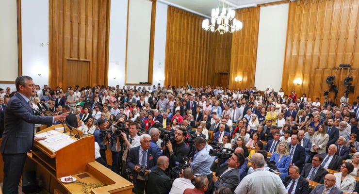 Cumhuriyet Halk Partisi (CHP) milletvekilleri, parti belediye başkanlarına yönelik gözaltı