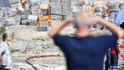 İzmir İtfaiyesi, Torbalı ve Urla’da çıkan yangınlara müdahale etti. Alevler