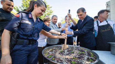 İzmir Büyükşehir Belediye Başkanı Cemil Tugay, Karşıyaka’da aşure etkinliğine katıldı: