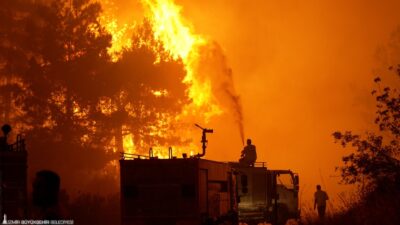 İzmir'de sıcaklık 40 dereceyi aştı, rüzgarla birlikte risk daha da