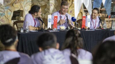 “Belediyelere inanç azaldı ama değiştirmek sizin elinizde” diyen Tugay, genç