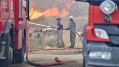 Bornova’daki orman yangınına İzmir itfaiyesi ve orman ekipleri havadan-karadan müdahale