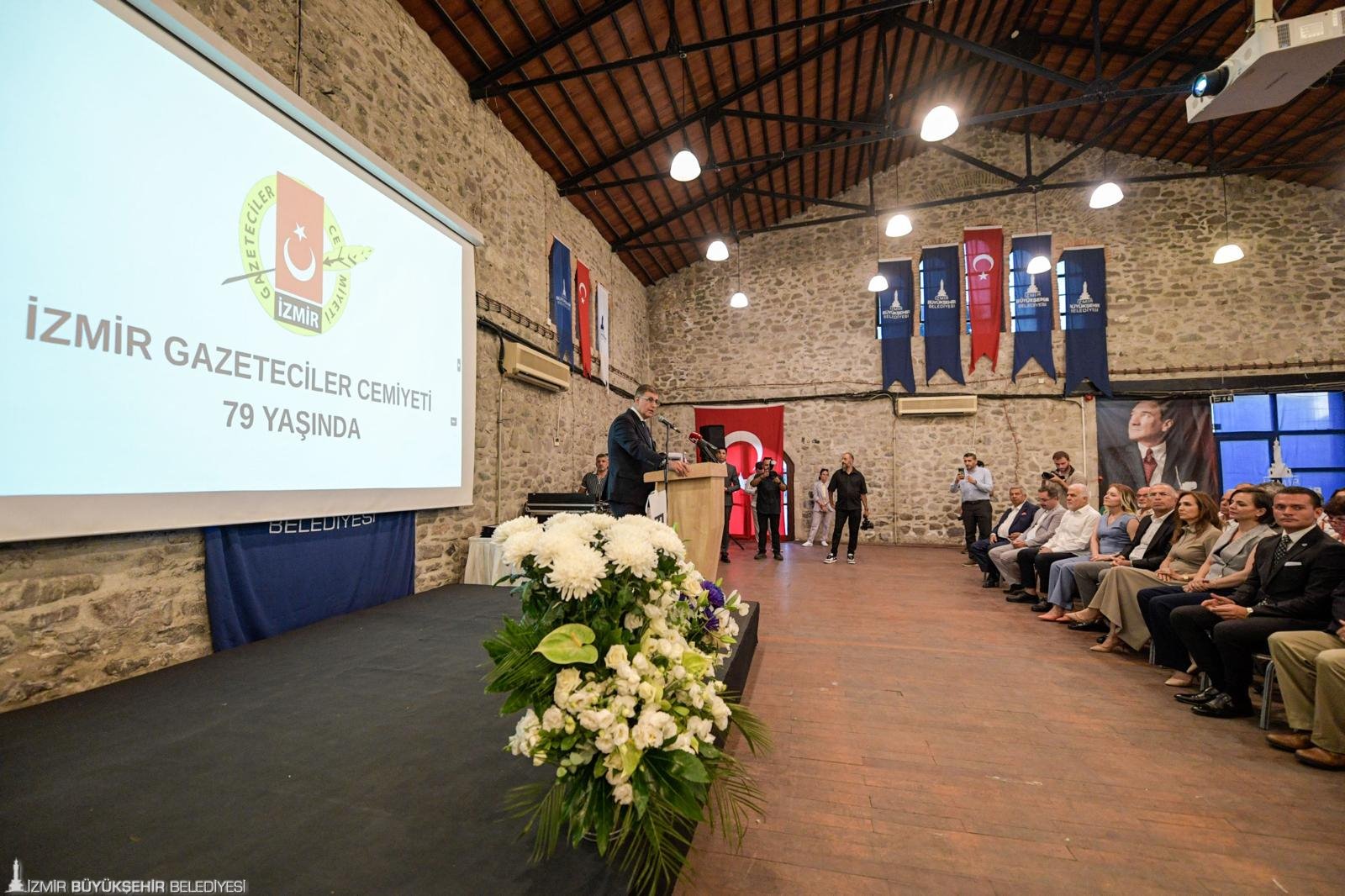 İzmir Büyükşehir Belediye Başkanı Dr. Cemil Tugay, basın özgürlüğünün demokrasinin