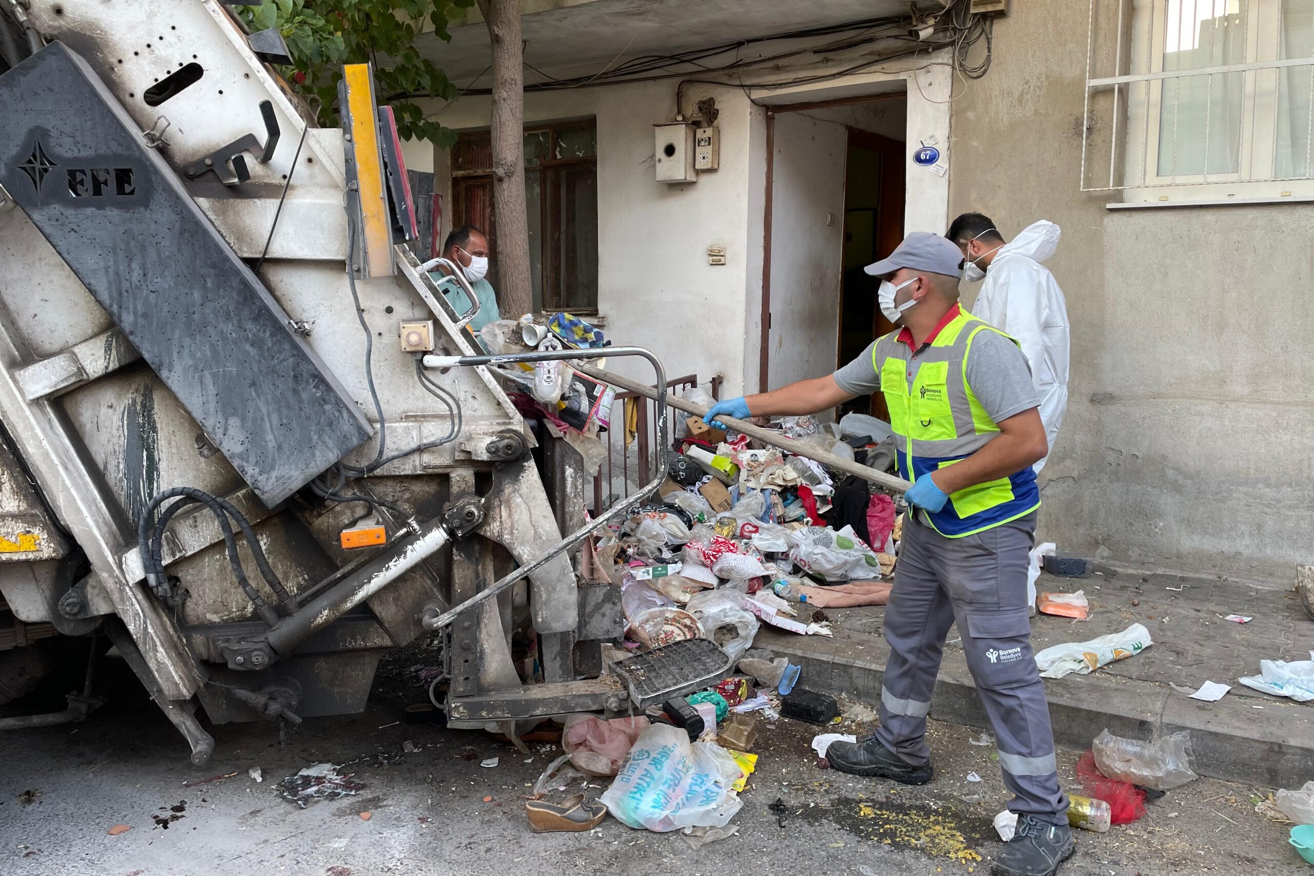 Bornova’nın Altındağ Zafer Mahallesi’nde, çevre sakinlerinin şikâyetiyle ortaya çıkan çöp