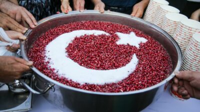 Karşıyaka Belediyesi’nin geleneksel Aşure Günü etkinliği, binlerce vatandaşın katılımıyla Ahmet