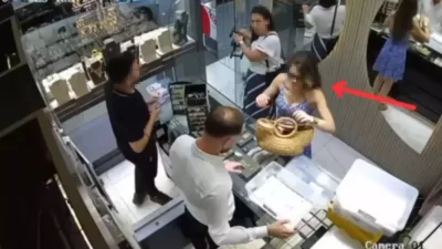 İzmir’in Karabağlar ilçesinde sahte altın bozduran 3 kişi gözaltına alındı.