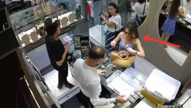 İzmir’in Karabağlar ilçesinde sahte altın bozduran 3 kişi gözaltına alındı.