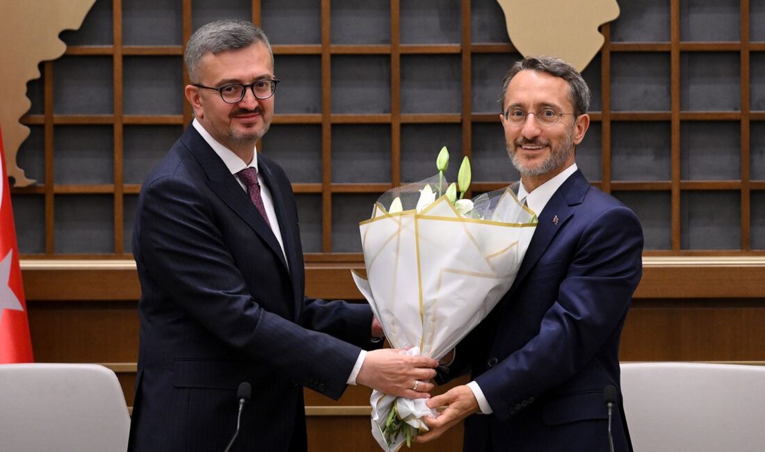 Cumhurbaşkanı Kararıyla atanan Burhanettin Duran, Fahrettin Altun’dan resmi törenle İletişim